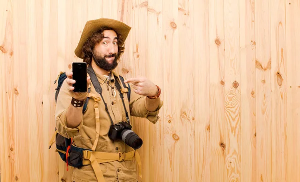 Junger Verrückter Entdecker Mit Strohhut Und Rucksack Auf Holz Hintergrund — Stockfoto