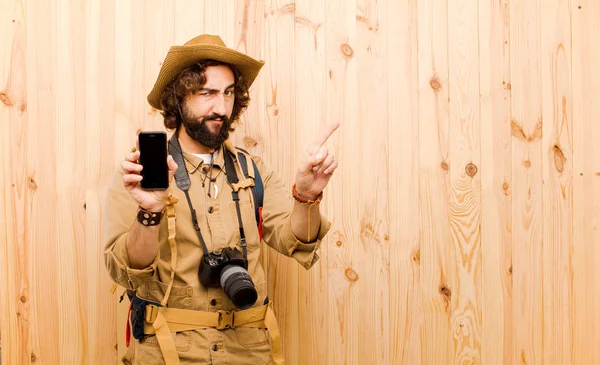 Joven Explorador Loco Con Sombrero Paja Mochila Sobre Fondo Madera — Foto de Stock