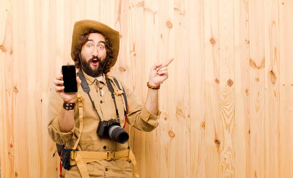 Joven Explorador Loco Con Sombrero Paja Mochila Sobre Fondo Madera — Foto de Stock