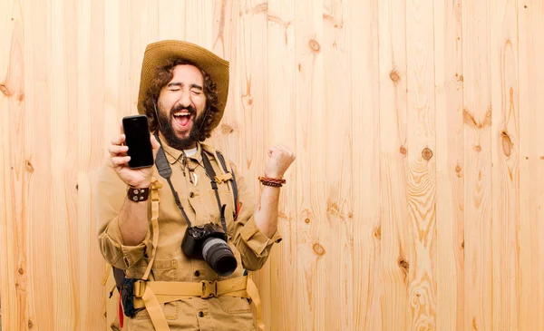 Jovem Explorador Louco Com Chapéu Palha Mochila Fundo Madeira — Fotografia de Stock