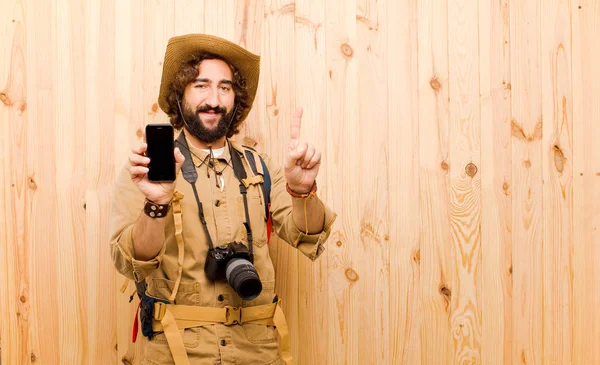 Junger Verrückter Entdecker Mit Strohhut Und Rucksack Auf Holz Hintergrund — Stockfoto