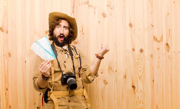 Joven Explorador Loco Con Sombrero Paja Mochila Sobre Fondo Madera — Foto de Stock