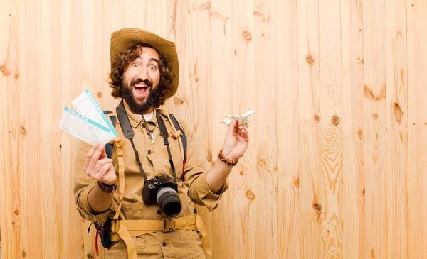 Joven Explorador Loco Con Sombrero Paja Mochila Sobre Fondo Madera — Foto de Stock