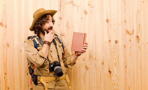 Junger Verrückter Entdecker Mit Strohhut Und Rucksack Auf Holz Hintergrund — Stockfoto