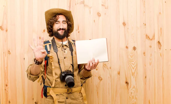 Junger Verrückter Entdecker Mit Strohhut Und Rucksack Auf Holz Hintergrund — Stockfoto