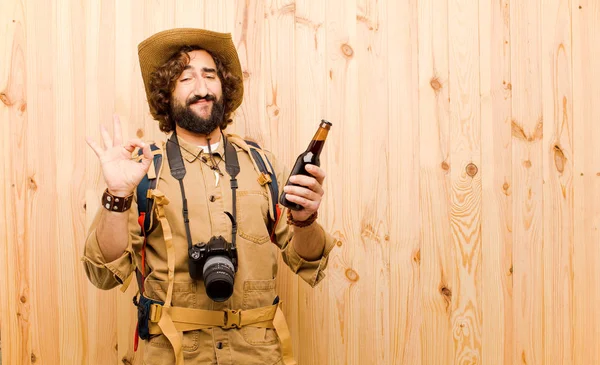 Joven Explorador Loco Con Sombrero Paja Mochila Sobre Fondo Madera — Foto de Stock