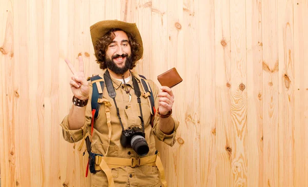 Jovem Explorador Louco Com Chapéu Palha Mochila Fundo Madeira — Fotografia de Stock