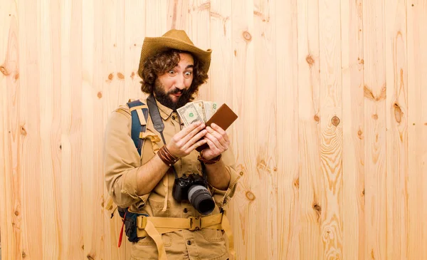 木製の背景に麦わら帽子とバックパックを持つ若い狂気の探検家 — ストック写真