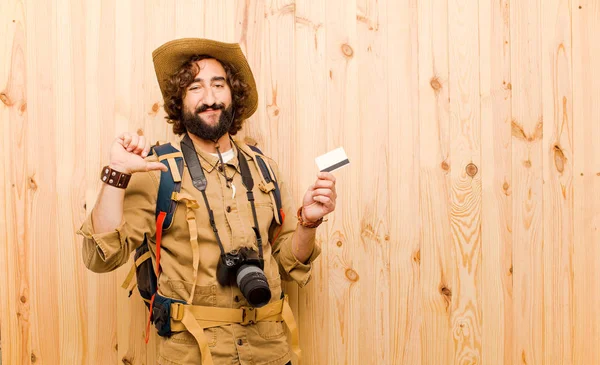 Jonge Crazy Explorer Met Stro Hoed Rugzak Hout Achtergrond — Stockfoto