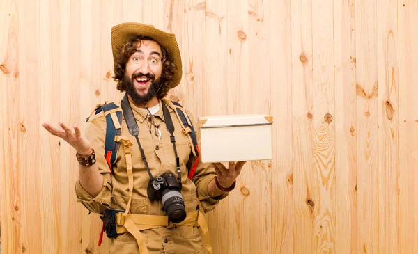 Joven Explorador Loco Con Sombrero Paja Mochila Sobre Fondo Madera — Foto de Stock