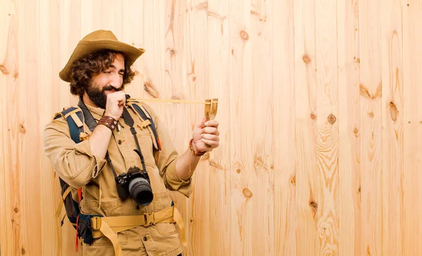 Jovem Explorador Louco Com Chapéu Palha Mochila Fundo Madeira — Fotografia de Stock