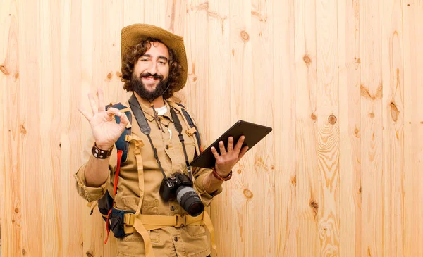 Junger Verrückter Entdecker Mit Strohhut Und Rucksack Auf Holz Hintergrund — Stockfoto