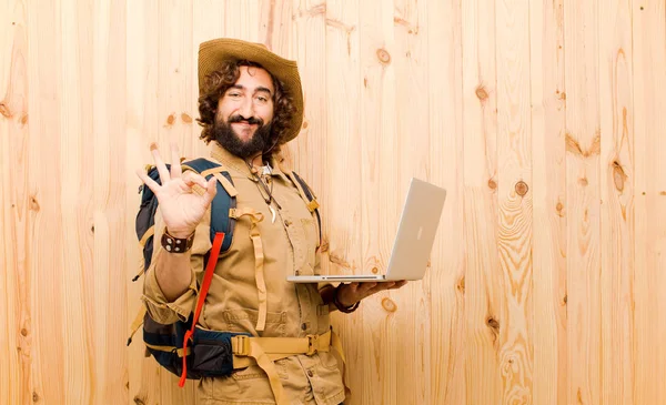 Joven Explorador Loco Con Sombrero Paja Mochila Sobre Fondo Madera — Foto de Stock