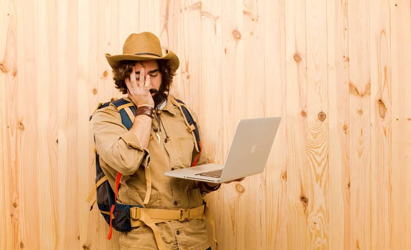 Joven Explorador Loco Con Sombrero Paja Mochila Sobre Fondo Madera — Foto de Stock