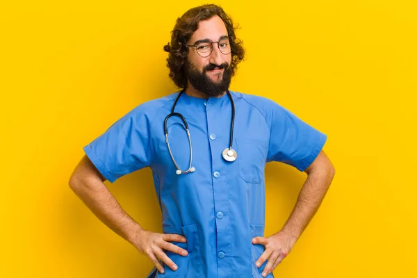 Jonge Verpleegster Man Trotse Pose Tegen Gele Achtergrond — Stockfoto
