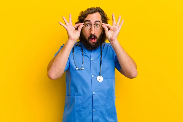 Junger Krankenpfleger Überraschter Oder Schockierter Geste — Stockfoto