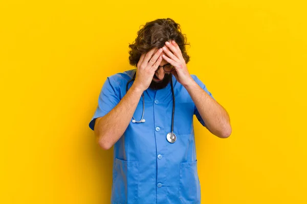Joven Enfermera Hombre Llorando —  Fotos de Stock