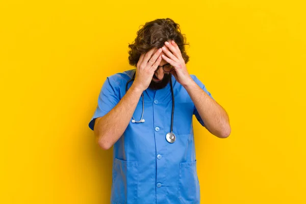 Jonge Verpleegster Man Huilen — Stockfoto