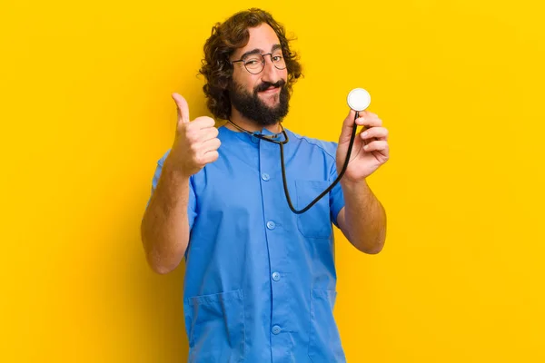 Jonge Verpleegster Man Tegen Gele Achtergrond — Stockfoto