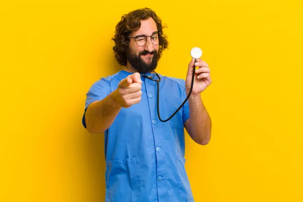 Jeune Infirmière Homme Sur Fond Jaune — Photo