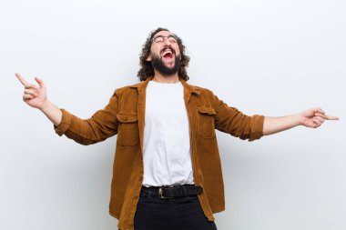 hareket dans ve onun başarısını kutluyor deli saçlı Genç adam