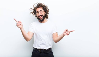 onun başarısını kutluyor hareket çılgın saçlı Genç adam