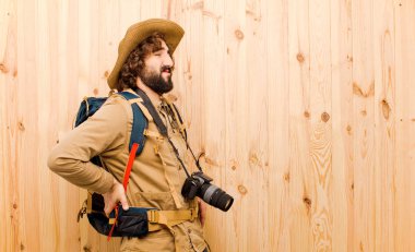 ahşap arka planda saman şapka ve sırt çantası ile genç çılgın Explorer