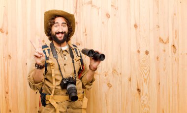 ahşap arka planda saman şapka ve sırt çantası ile genç çılgın Explorer