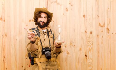 ahşap arka planda saman şapka ve sırt çantası ile genç çılgın Explorer