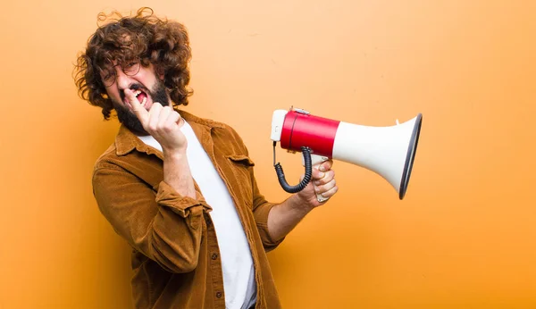 Jovem Com Cabelo Louco Movimento Gritando Segurando Megafone — Fotografia de Stock