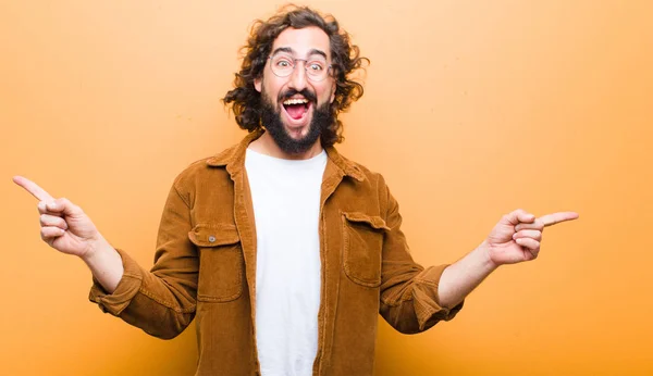 Jovem Com Cabelo Louco Movimento Feliz Celebrando Seu Sucesso — Fotografia de Stock