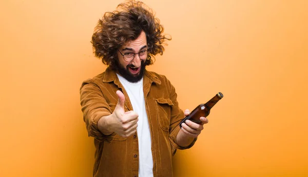 Jovem com cabelo louco em movimento bebendo uma cerveja — Fotografia de Stock