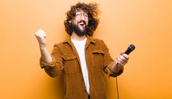 Jovem com cabelo louco em movimento cantando — Fotografia de Stock