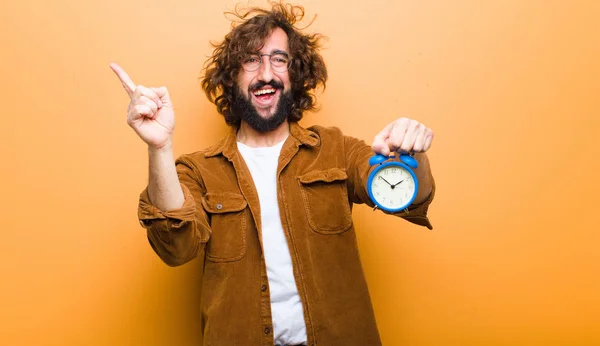 Jovem com cabelo louco em movimento e um despertador — Fotografia de Stock