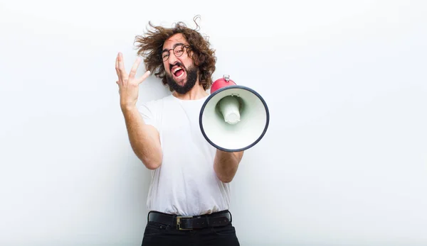 Joven con el pelo loco en movimiento y gritando — Foto de Stock