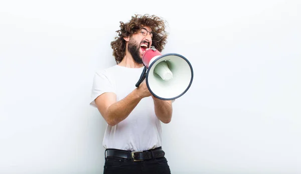 Jovem com cabelo louco em movimento e gritando — Fotografia de Stock