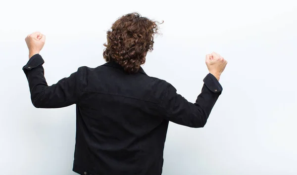 Junger Mann mit verrücktem Haar in Bewegung — Stockfoto