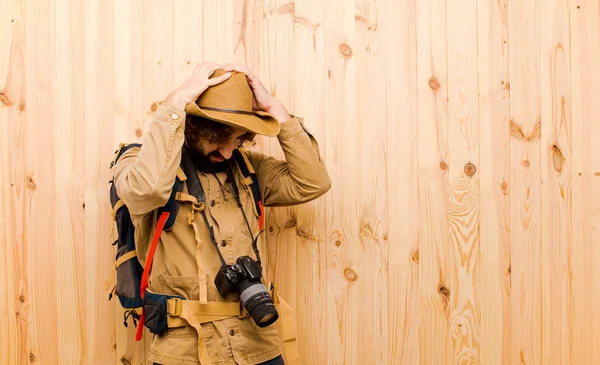 Joven Explorador Loco Con Sombrero Paja Mochila Sobre Fondo Madera — Foto de Stock