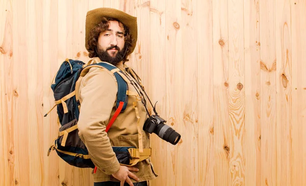 Jovem Explorador Louco Com Chapéu Palha Mochila Fundo Madeira — Fotografia de Stock