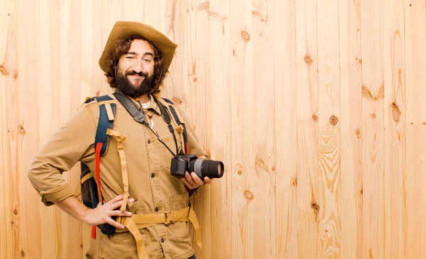Jonge Crazy Explorer Met Stro Hoed Rugzak Hout Achtergrond — Stockfoto