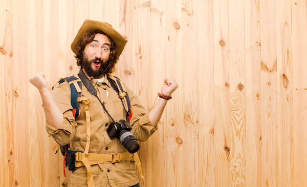 Junger Verrückter Entdecker Mit Strohhut Und Rucksack Auf Holz Hintergrund — Stockfoto