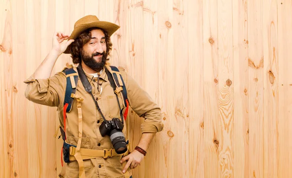 Jovem Explorador Louco Com Chapéu Palha Mochila Fundo Madeira — Fotografia de Stock