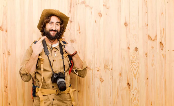 Joven Explorador Loco Con Sombrero Paja Mochila Sobre Fondo Madera — Foto de Stock