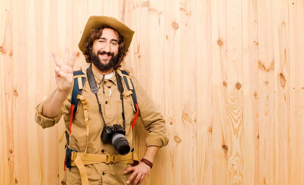 Junger Verrückter Entdecker Mit Strohhut Und Rucksack Auf Holz Hintergrund — Stockfoto