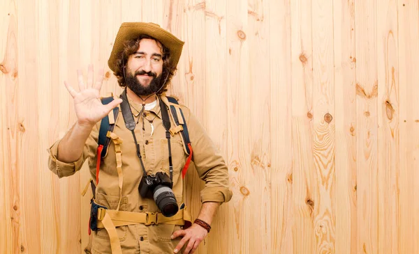 Junger Verrückter Entdecker Mit Strohhut Und Rucksack Auf Holz Hintergrund — Stockfoto