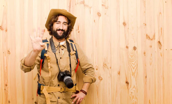 Junger Verrückter Entdecker Mit Strohhut Und Rucksack Auf Holz Hintergrund — Stockfoto