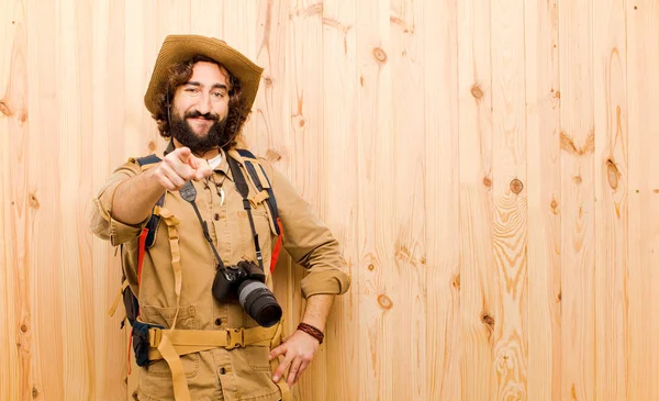 Jovem Explorador Louco Com Chapéu Palha Mochila Fundo Madeira — Fotografia de Stock