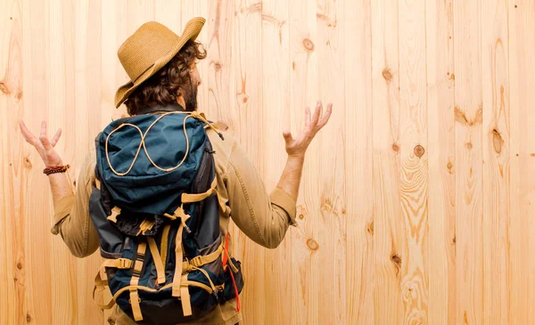 Jovem Explorador Louco Com Chapéu Palha Mochila Fundo Madeira — Fotografia de Stock