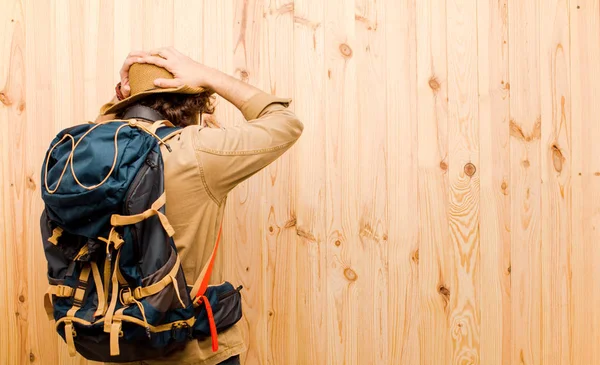 Jovem Explorador Louco Com Chapéu Palha Mochila Fundo Madeira — Fotografia de Stock