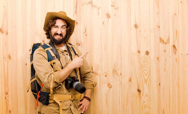 Giovane Esploratore Pazzo Con Cappello Paglia Zaino Fondo Legno — Foto Stock